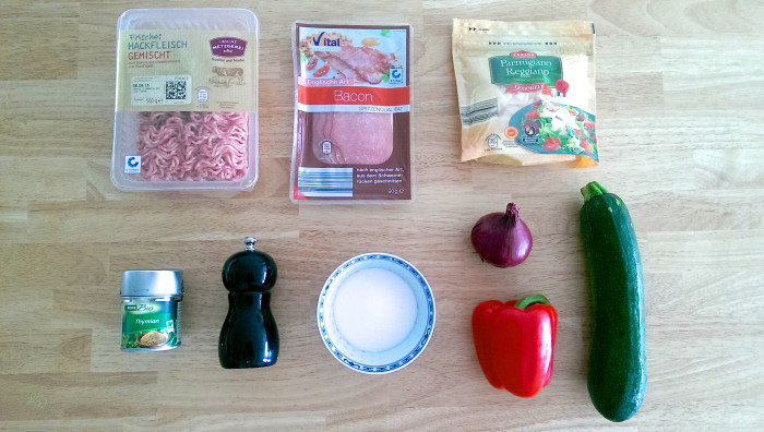 Gefüllte Zucchini mit Hackfleisch-Paprika-Füllung und Speckmantel