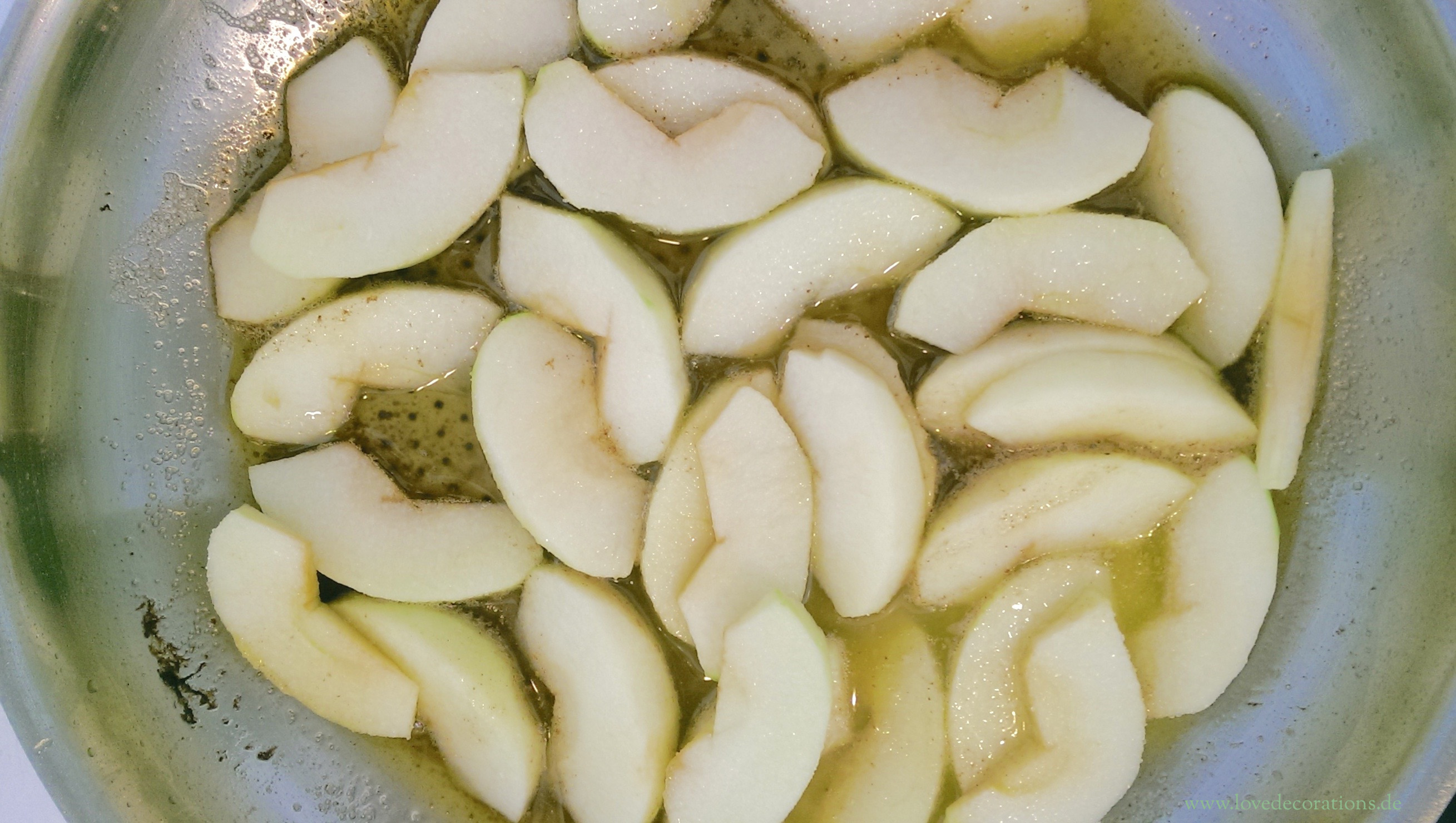 Hühnchen mit karamellisierten Äpfeln und Lauchzwiebeln