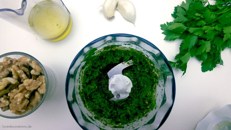 Nudeln mit selbstgemachtem Walnuss-Pesto - Love Decorations