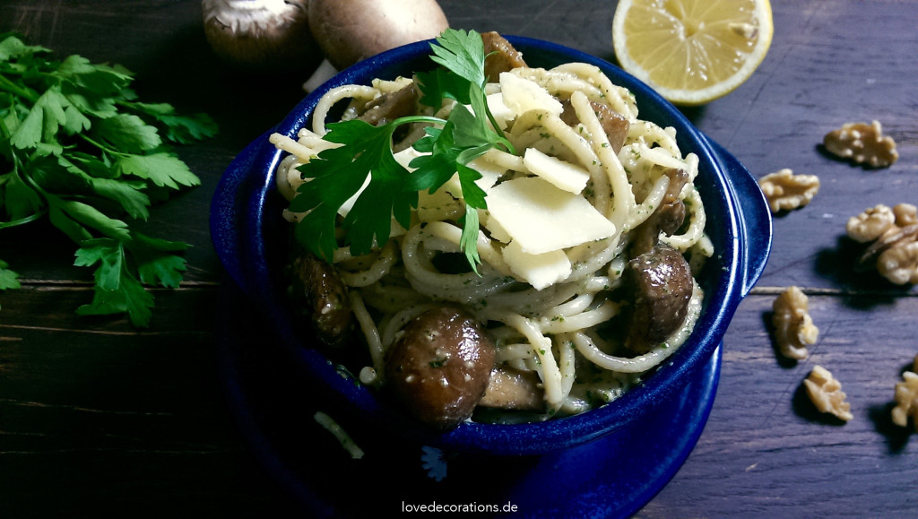 Nudeln mit selbstgemachtem Walnuss-Pesto - Love Decorations