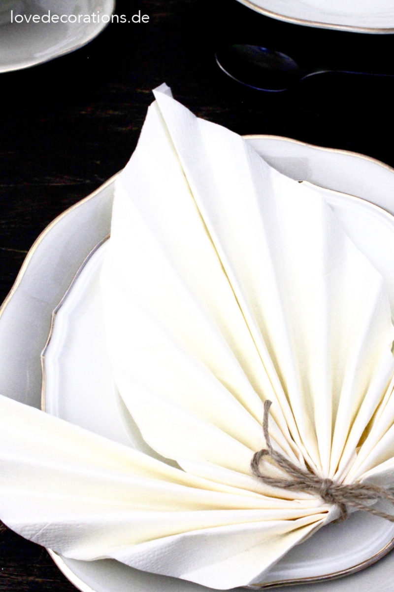DIY Serviette falten: Ahornblatt | DIY Napkin Folding: Maple Leaf