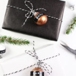DIY Geschenkanhänger mit Weihnachtskugel und Dymo