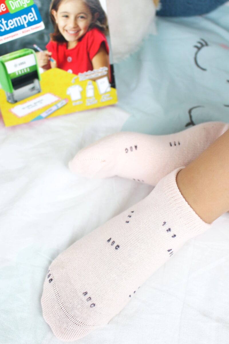 DIY personalisierte Schulsocken stempeln | Deine Dinge Stempel – School Edition | 3 Einschulungs DIYs #BackToSchool