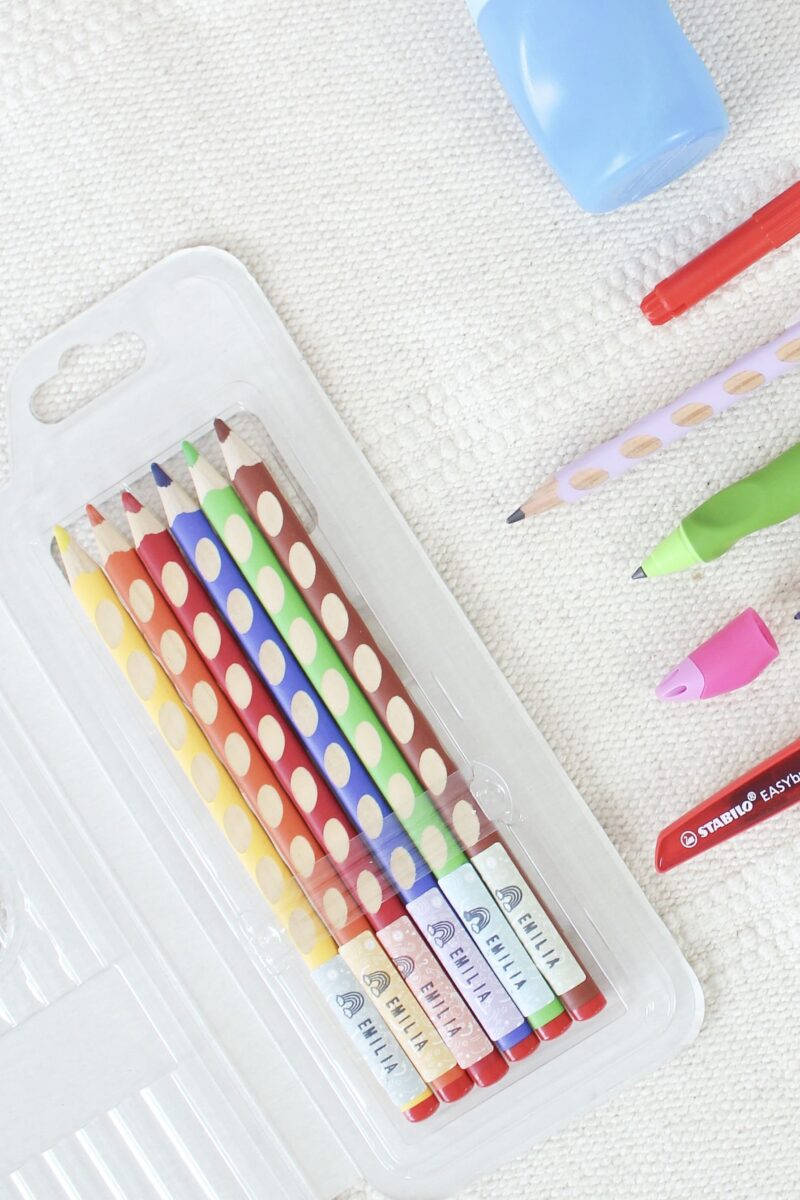 Stabilo Buntstifte mit bestempelten Etiketten | Deine Dinge Stempel – School Edition | 3 Einschulungs DIYs #BackToSchool